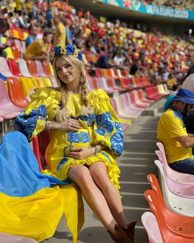 Vợ bầu xinh đẹp của ngôi sao Ukraine cổ vũ giúp đội nhà giành chiến thắng trước Thụy Điển - Ảnh 3.