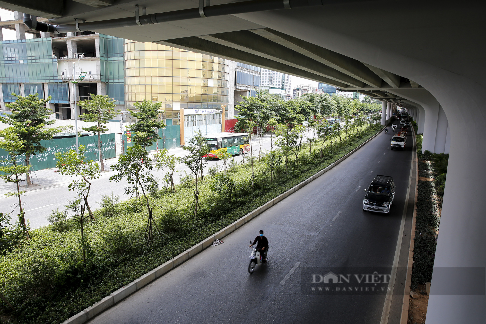 Hà Nội: Con đường trở thành “ốc đảo” mát rượi bởi đường trên cao và cây xanh - Ảnh 10.