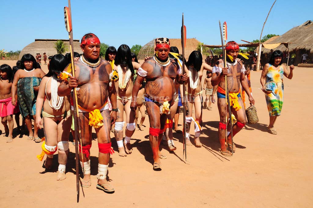 Brazil: Kỳ lạ bộ lạc Yawalapiti nude tại lễ hội, phụ nữ và đàn ông phải làm thế này - Ảnh 3.