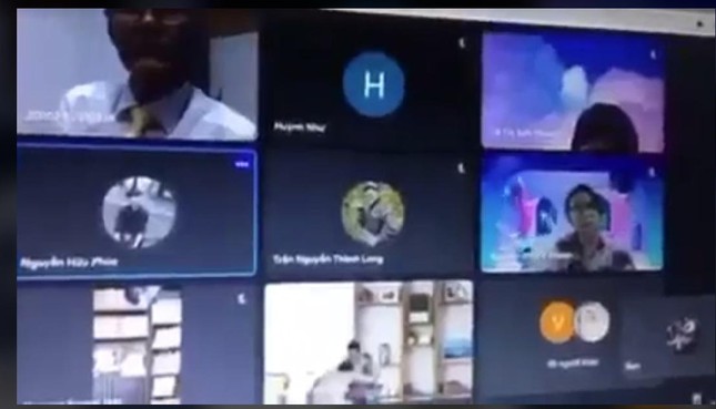 Sinh viên lộ cảnh &quot;yêu&quot; khi học online, thầy giáo cũng bó tay: Nhà trường cần nghiêm khắc hơn - Ảnh 1.