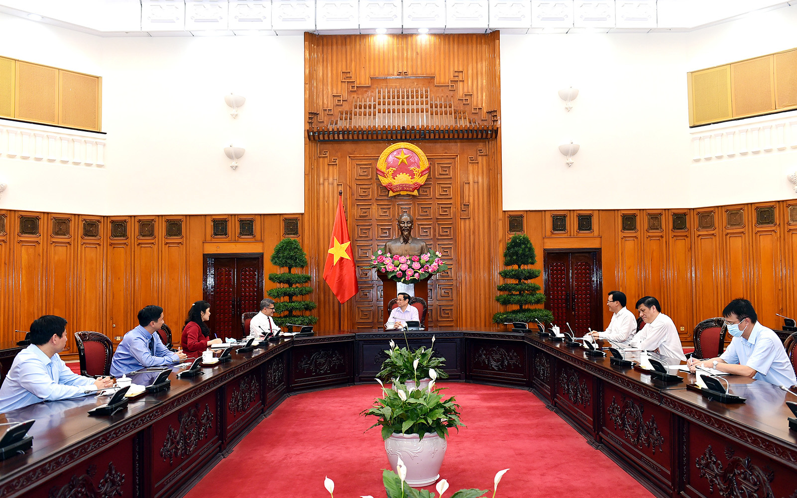 Thủ tướng đề nghị AstraZeneca tạo điều kiện để Việt Nam có 10 triệu liều vaccine