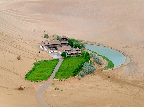 Kỳ lạ hồ nước mặt trăng nằm giữa sa mạc, 2.000 năm không cạn - Ảnh 6.