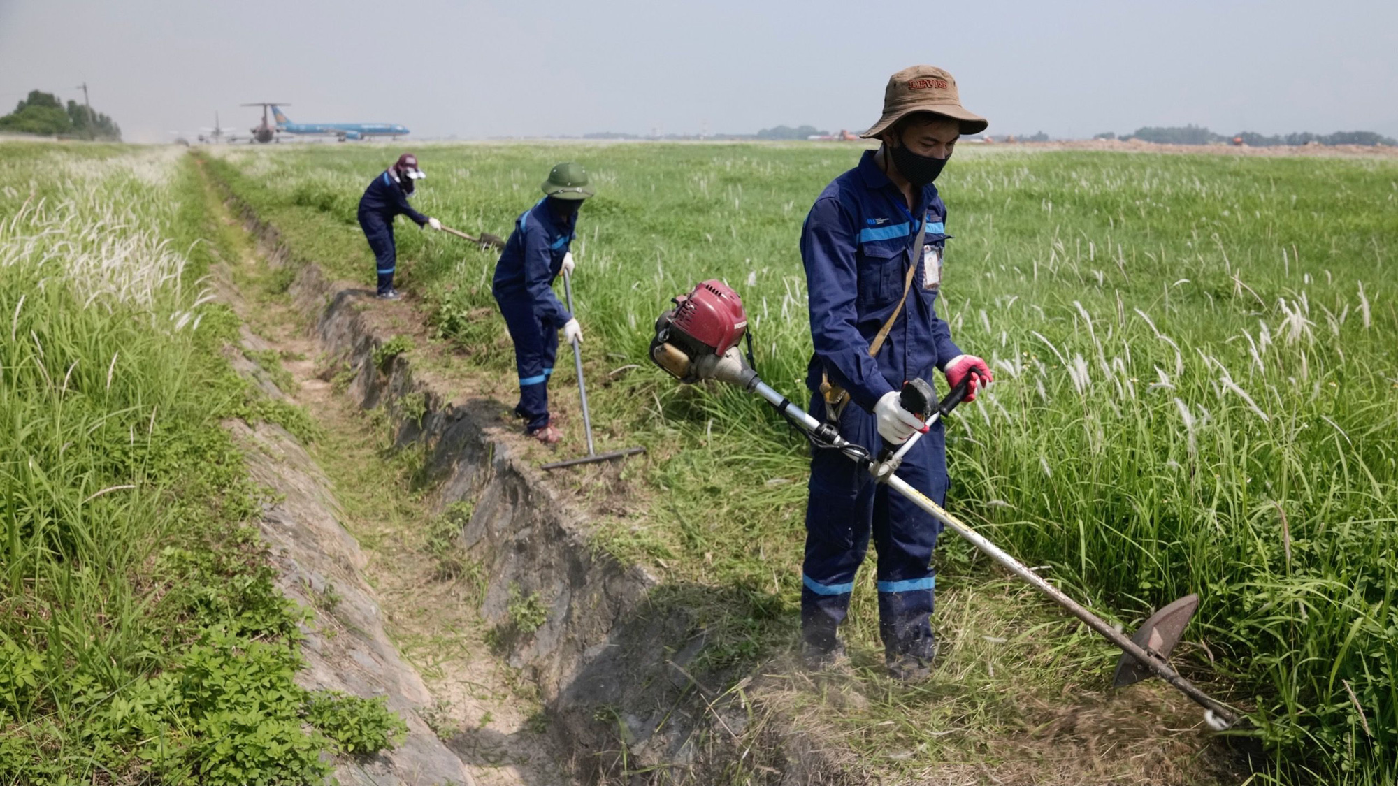 Nhân viên Nội Bài nỗ lực đảm bảo hoạt động bay bất chấp đợt nắng nòng khắc nghiệt đầu hè 2021 - Ảnh 4.