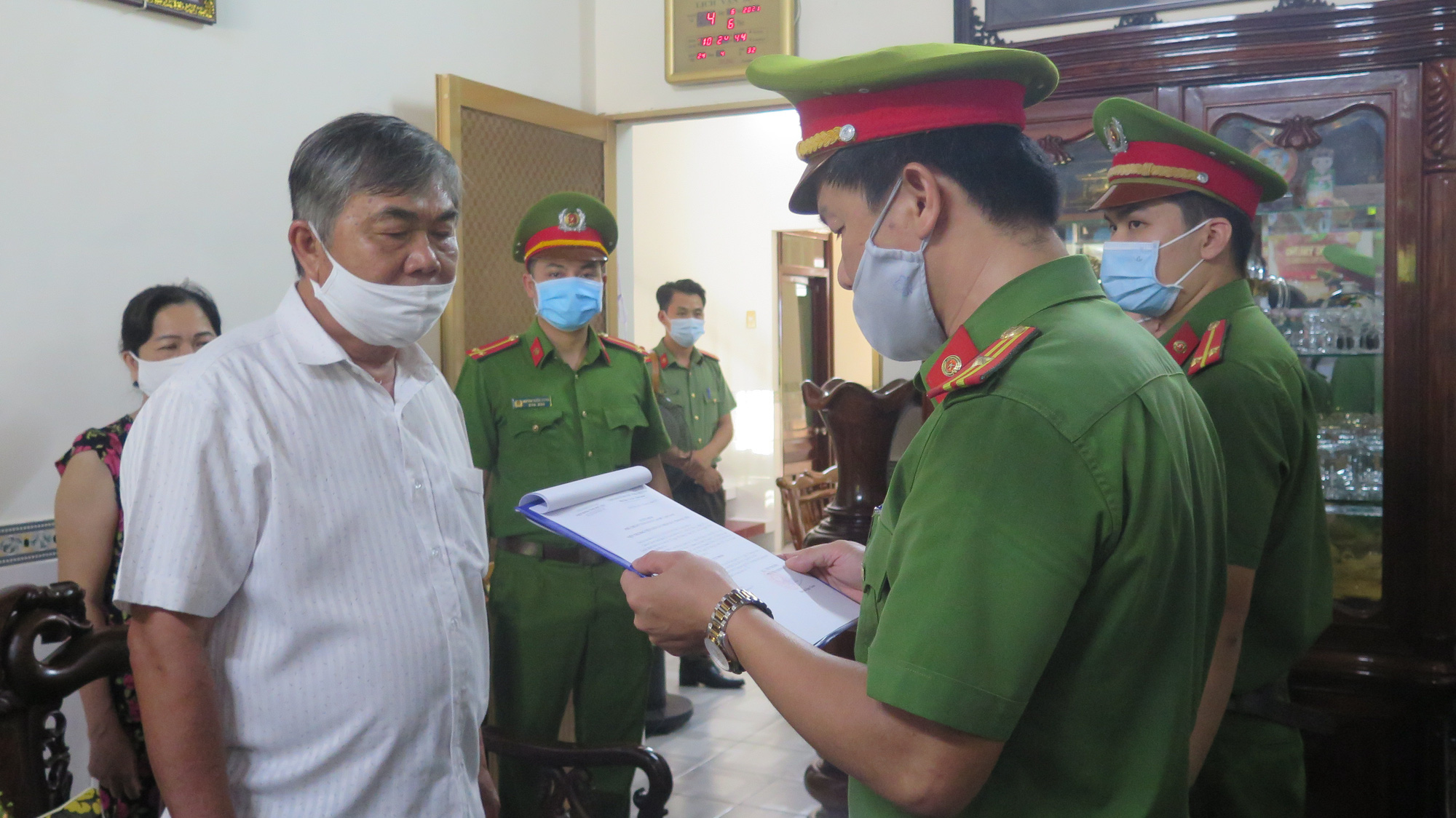Khởi tố, bắt giam nguyên Phó Chủ tịch Thường trực UBND tỉnh Phú Yên Nguyễn Chí Hiến  - Ảnh 2.