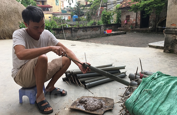 Hải Dương: Xem &quot;cao thủ&quot; trong làng bẫy lươn đồng, nơi nào ruộng trũng bỏ hoang thì bắt được lươn to bự - Ảnh 1.