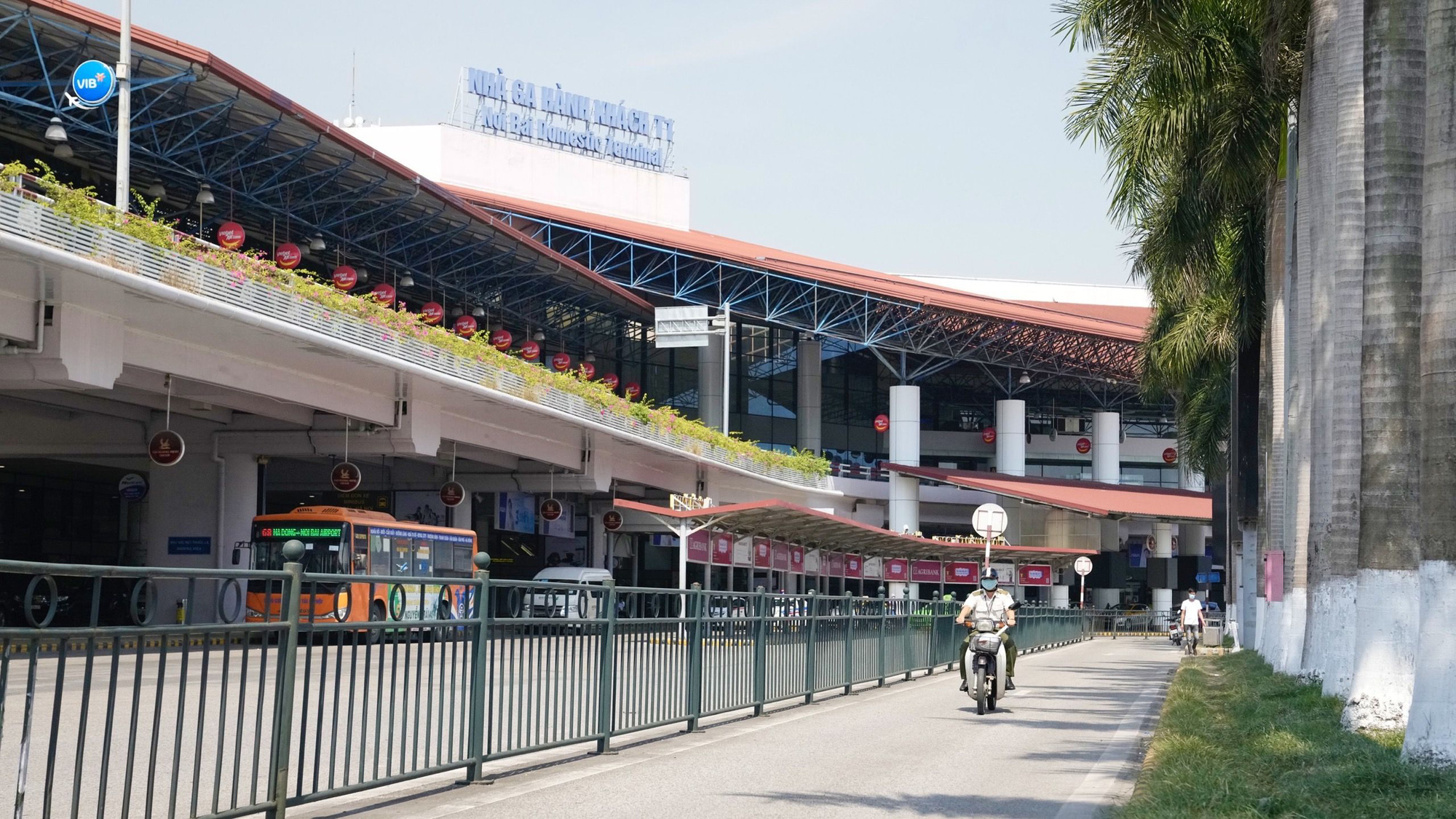 Nhân viên Nội Bài nỗ lực đảm bảo hoạt động bay bất chấp đợt nắng nòng khắc nghiệt đầu hè 2021 - Ảnh 6.