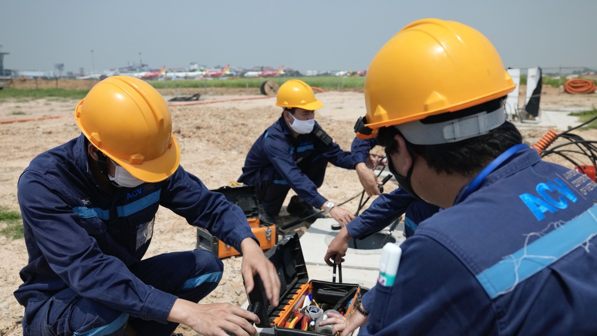 Nhân viên Nội Bài nỗ lực đảm bảo hoạt động bay bất chấp đợt nắng nòng khắc nghiệt đầu hè 2021 - Ảnh 2.