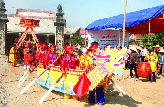 Độc đáo lễ hội cầu ngư ở làng chài Nhượng Bạn - Ảnh 1.