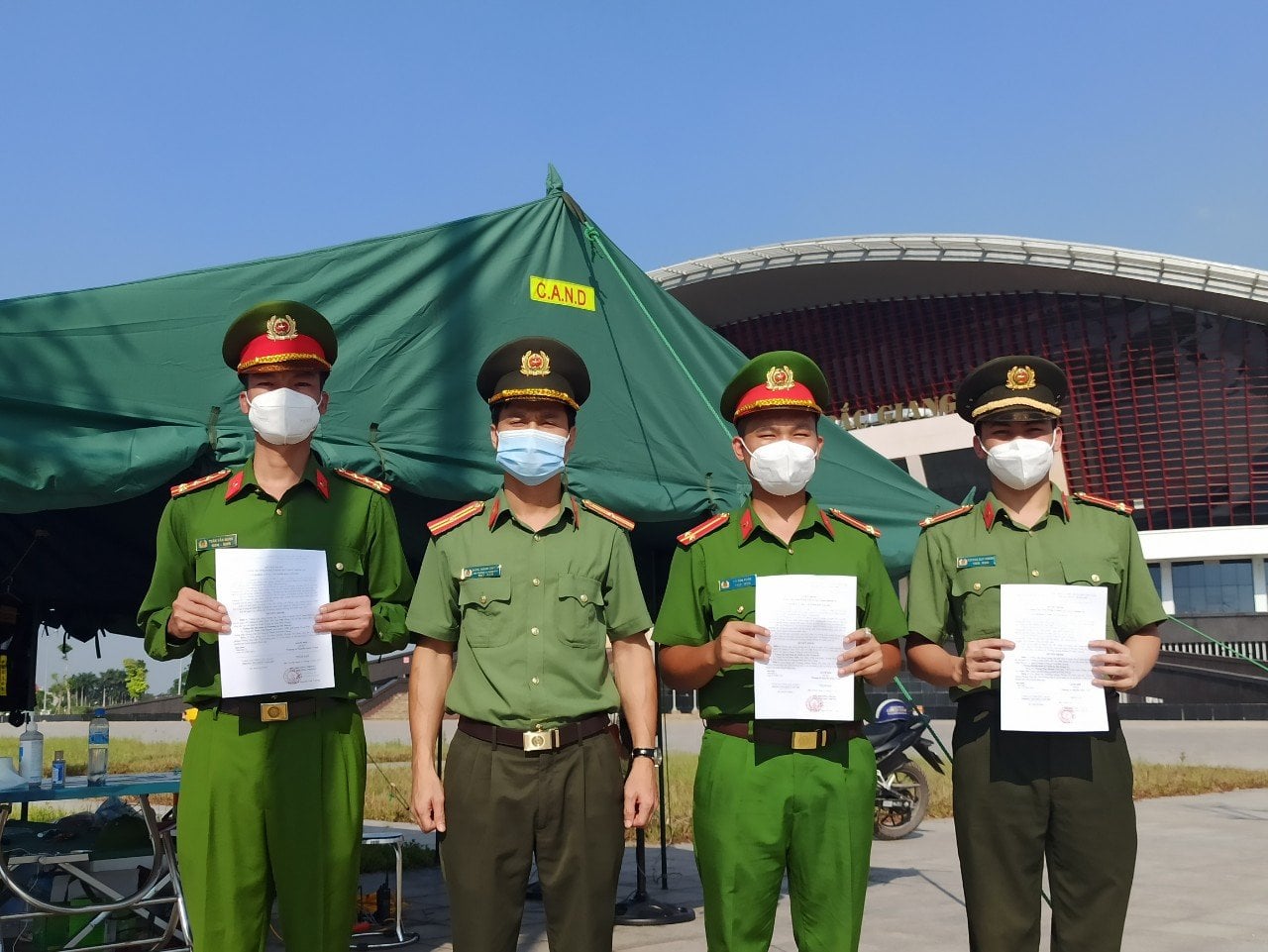 Công an Bắc Giang đón quyết định thăng cấp trong khu vực cách ly - Ảnh 5.