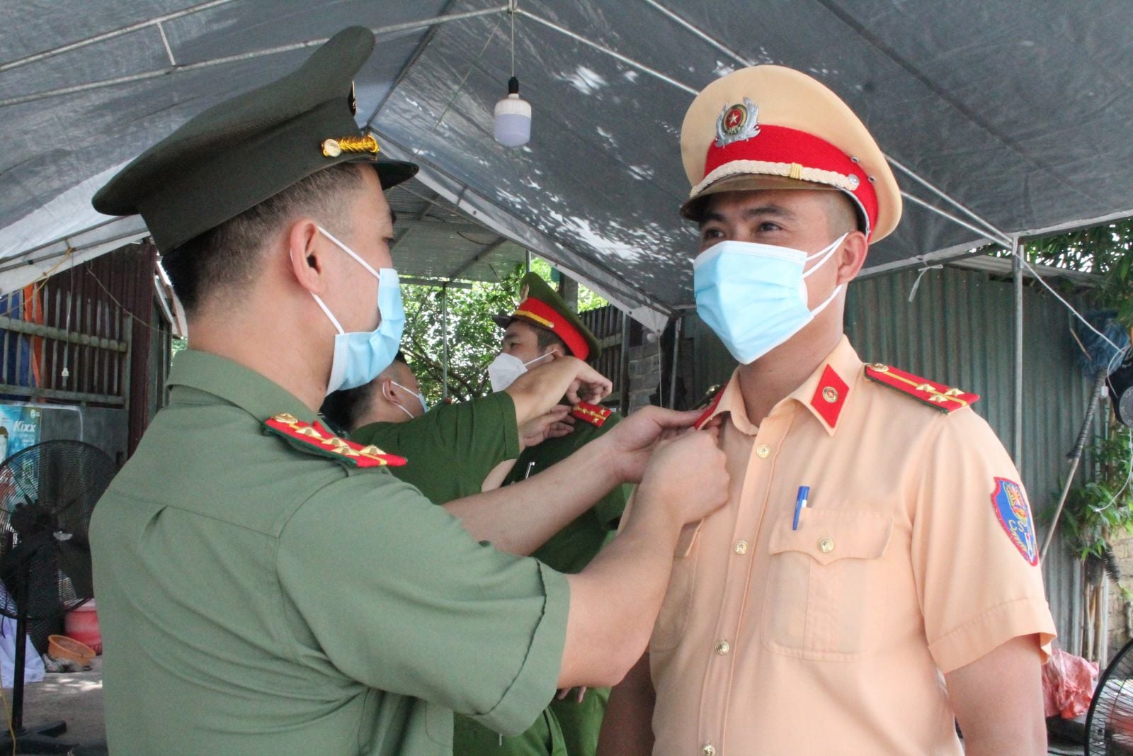 Công an Bắc Giang đón quyết định thăng cấp trong khu vực cách ly - Ảnh 2.