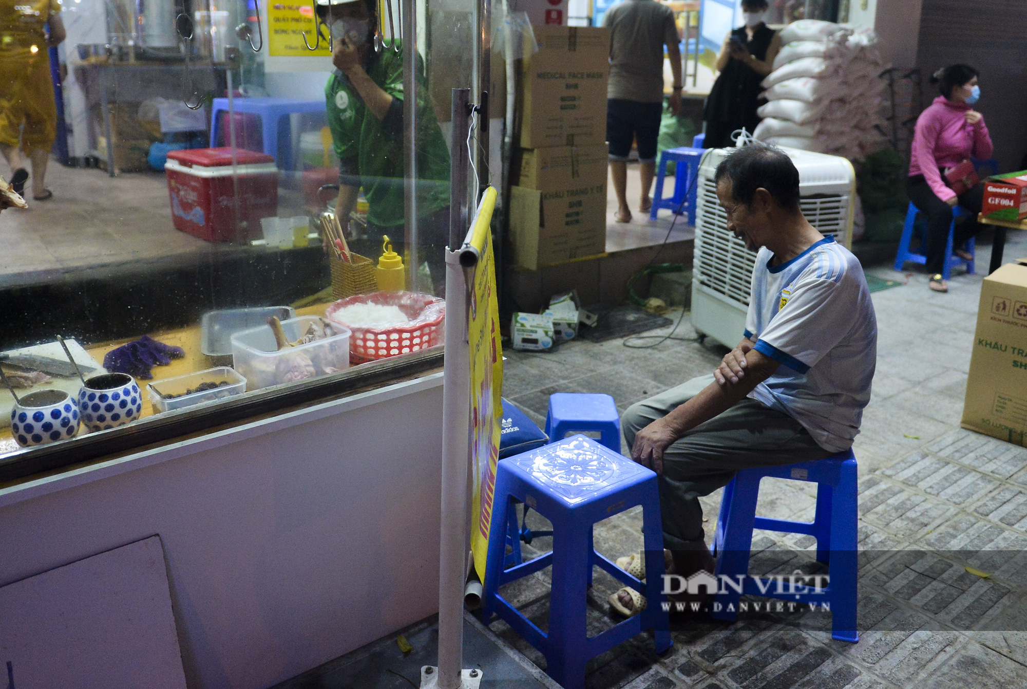 Những nghĩa cử cao đẹp trong mùa dịch Covid-19: Hàng chục tấn gạo, hàng trăm triệu đến tay người nghèo - Ảnh 8.