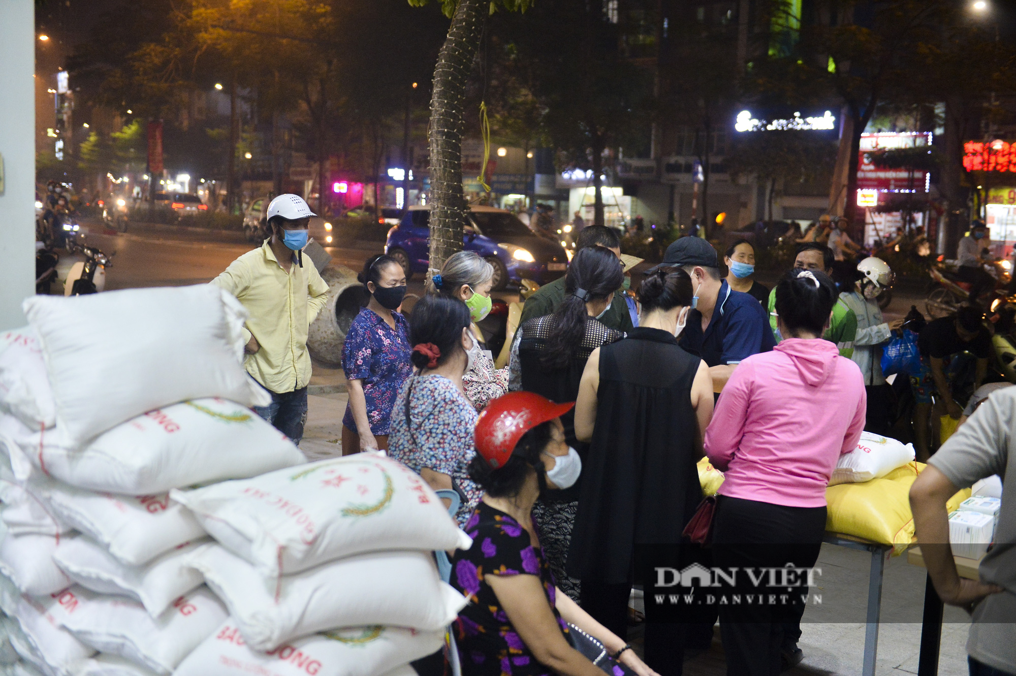 Những nghĩa cử cao đẹp trong mùa dịch Covid-19: Hàng chục tấn gạo, hàng trăm triệu đến tay người nghèo - Ảnh 9.