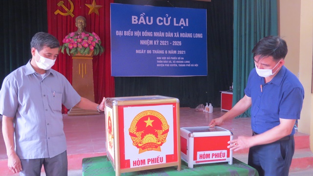 Sáng nay, cử tri Hà Nội ở 7 đơn vị đi bầu cử lại, bầu thêm đại biểu HĐND xã - Ảnh 3.