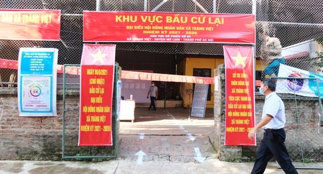 Sáng nay, cử tri Hà Nội ở 7 đơn vị đi bầu cử lại, bầu thêm đại biểu HĐND xã - Ảnh 1.