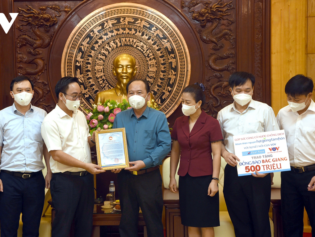 CLB báo chí Bắc Ninh tại Hà Nội và VOV trao tặng 1 tỷ đồng giúp Bắc Ninh, Bắc Giang chống dịch - Ảnh 2.