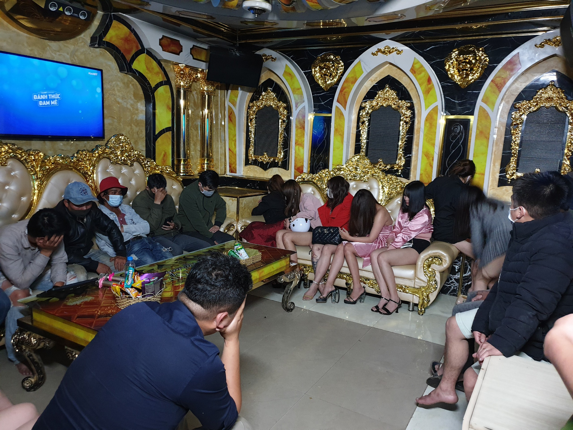 Lâm Đồng: 2 quán karaoke cùng địa chỉ bất chấp dịch Covid-19, 46 người tụ tập hát hò - Ảnh 2.