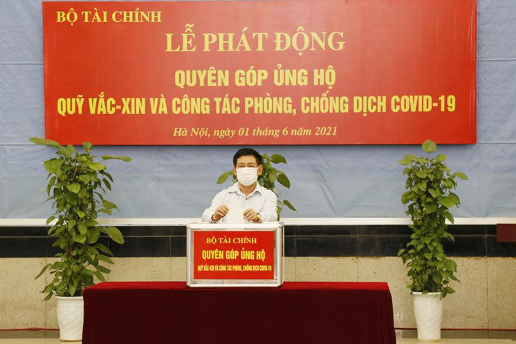 Bộ Tài chính trao số tiền 5 tỷ đồng ủng hộ Quỹ Vắc-xin phòng dịch Covid-19 - Ảnh 1.