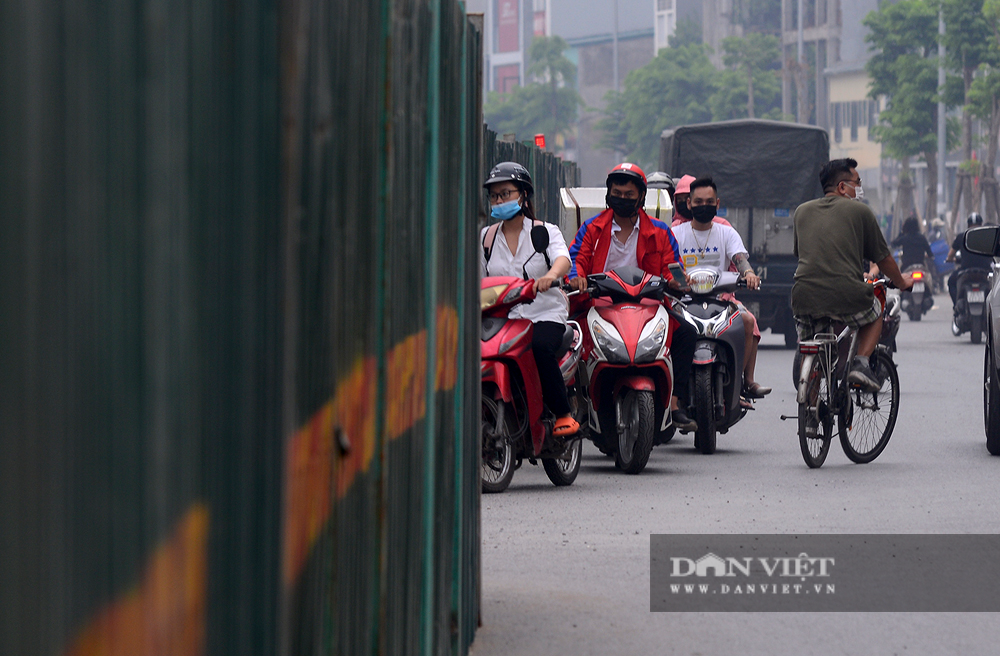 Quận Hai Bà Trưng: Phương tiện &quot;rồng rắn&quot; nối đuôi nhau đi ngược chiều rập rình nguy hiểm - Ảnh 6.