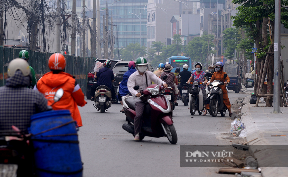 Quận Hai Bà Trưng: Phương tiện &quot;rồng rắn&quot; nối đuôi nhau đi ngược chiều rập rình nguy hiểm - Ảnh 7.