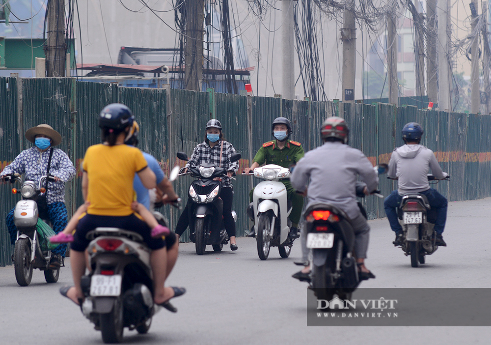 Quận Hai Bà Trưng: Phương tiện &quot;rồng rắn&quot; nối đuôi nhau đi ngược chiều rập rình nguy hiểm - Ảnh 9.