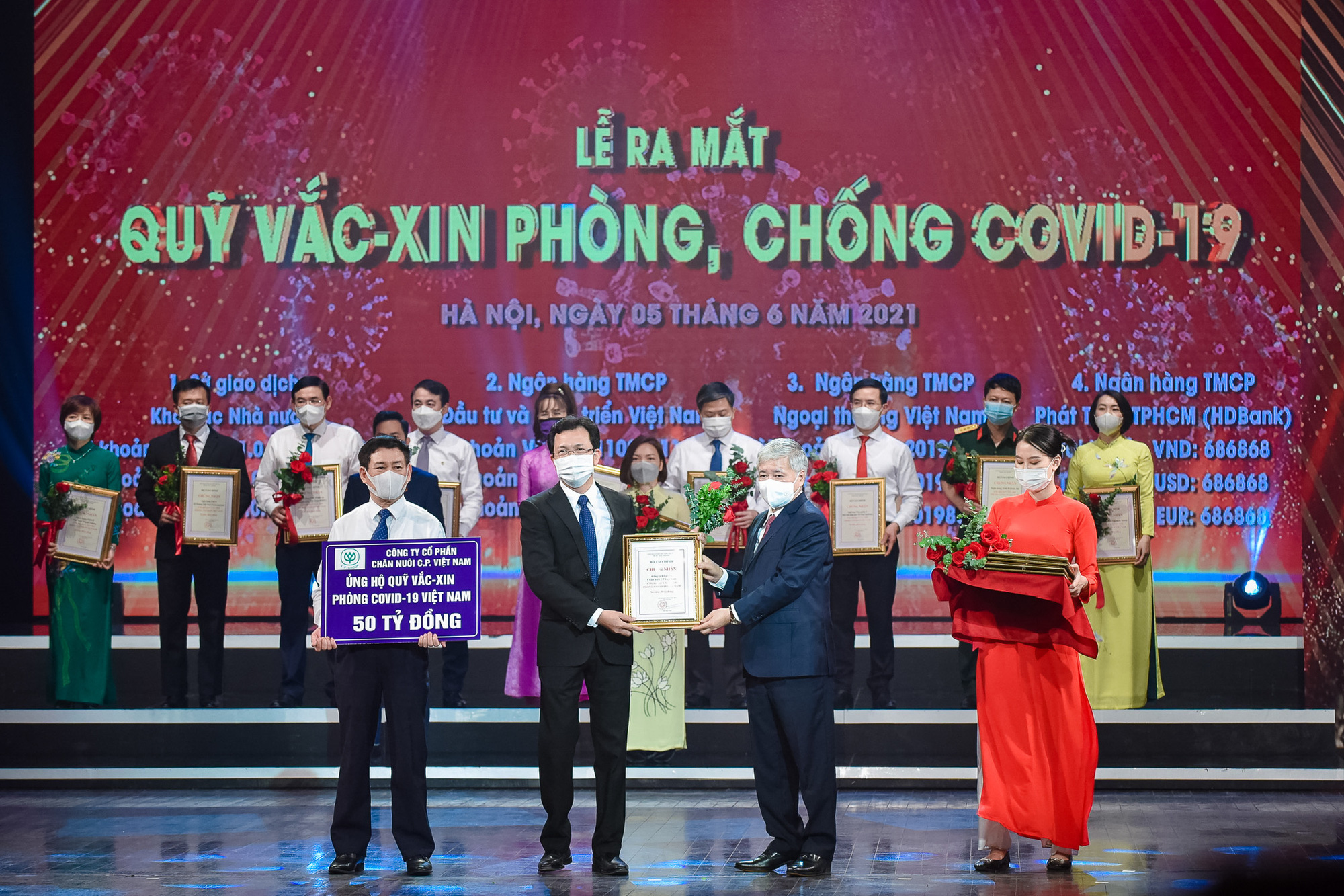 C.P Việt Nam trao tặng 50 tỷ đồng tới Quỹ Vắc-xin phòng, chống Covid-19 - Ảnh 3.