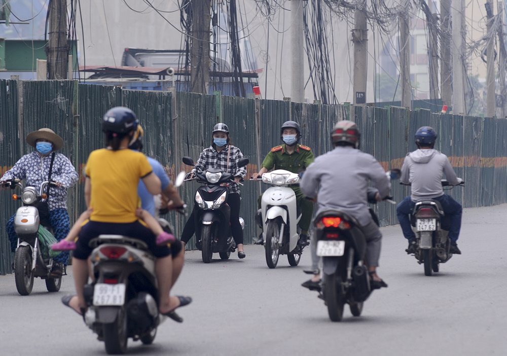 Tin Hà Nội 20h ngày 6/6: Chủ tịch HĐND xã mang 75 phiếu bầu cử về nhà tự gạch &quot;lên tiếng&quot; - Ảnh 7.