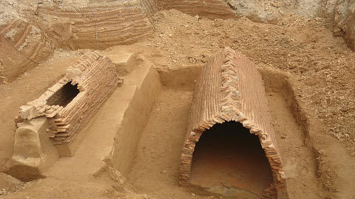 Đào cống thoát nước, phát lộ &quot;báu vật&quot; cổ và những bí ẩn trong ngôi mộ 2.000 năm tuổi - Ảnh 2.
