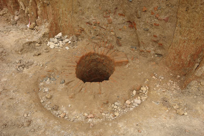 Đào cống thoát nước, phát lộ &quot;báu vật&quot; cổ và những bí ẩn trong ngôi mộ 2.000 năm tuổi - Ảnh 5.
