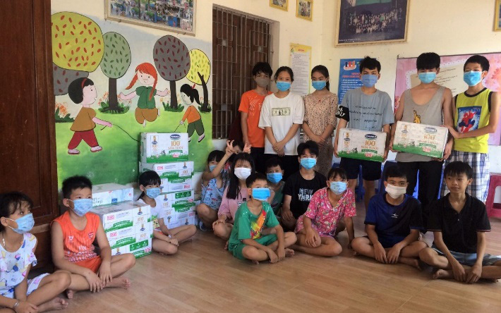 Vinamilk và Quỹ Sữa Vươn Cao Việt Nam trao nhiều quà cho trẻ đang cách ly tại Điện Biên