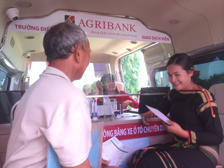 Agribank đưa dịch vụ ngân hàng đến từng hộ dân - Ảnh 2.
