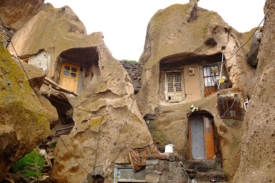Iran: Những ngôi nhà kỳ lạ xây trong núi đá đã 700 năm tuổi hút khách du lịch - Ảnh 3.