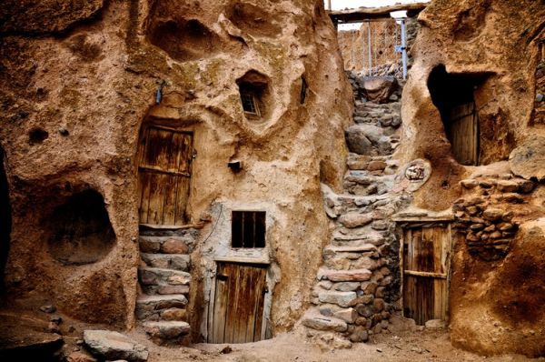 Iran: Những ngôi nhà kỳ lạ xây trong núi đá đã 700 năm tuổi hút khách du lịch - Ảnh 4.