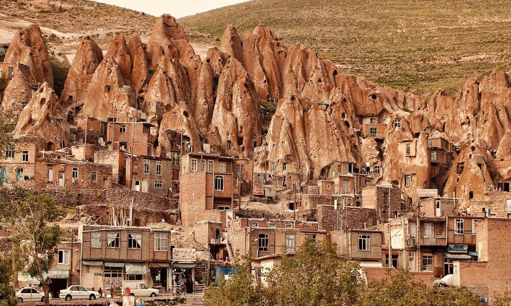 Iran: Những ngôi nhà kỳ lạ xây trong núi đá đã 700 năm tuổi hút khách du lịch - Ảnh 1.