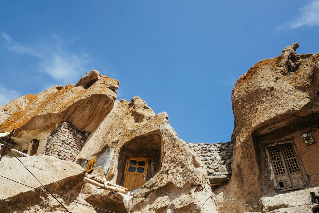 Iran: Những ngôi nhà kỳ lạ xây trong núi đá đã 700 năm tuổi hút khách du lịch - Ảnh 2.