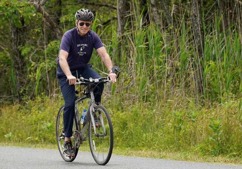 Ảnh thế giới 7 ngày qua: Tổng thống Joe Biden đi xe đạp gần bãi biển - Ảnh 1.