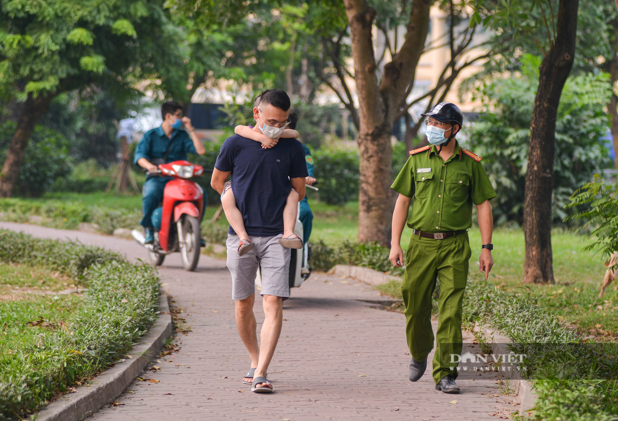 Người dân vô tư tập thể dục, đá cầu, hóng mát tại hồ Đền Lừ bất chấp lệnh cấm - Ảnh 11.