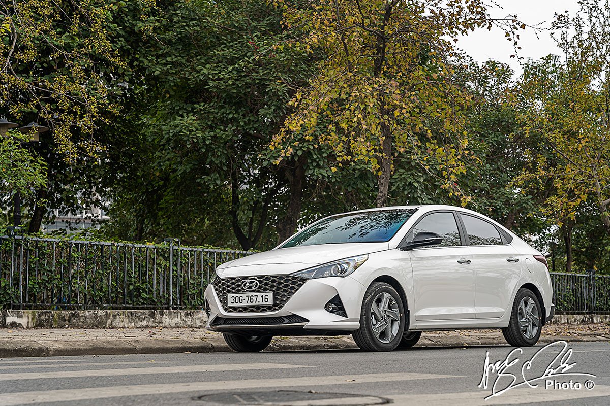 Tiết kiệm nhiên liệu Hyundai Accent là điều mà tất cả mọi người đều quan tâm. Hình ảnh các tính năng tiên tiến của xe sẽ giúp bạn hiểu rõ hơn về khả năng tiết kiệm nhiên liệu của Hyundai Accent. Cùng xem và khám phá những đặc tính ấn tượng của chiếc xe này!
