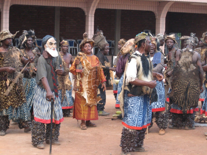 Cameroon: Bộ tộc Bamileke nổi tiếng với mặt nạ Voi kết cườm và “kỷ lục” đa thê - đàn ông có hàng trăm vợ - Ảnh 1.