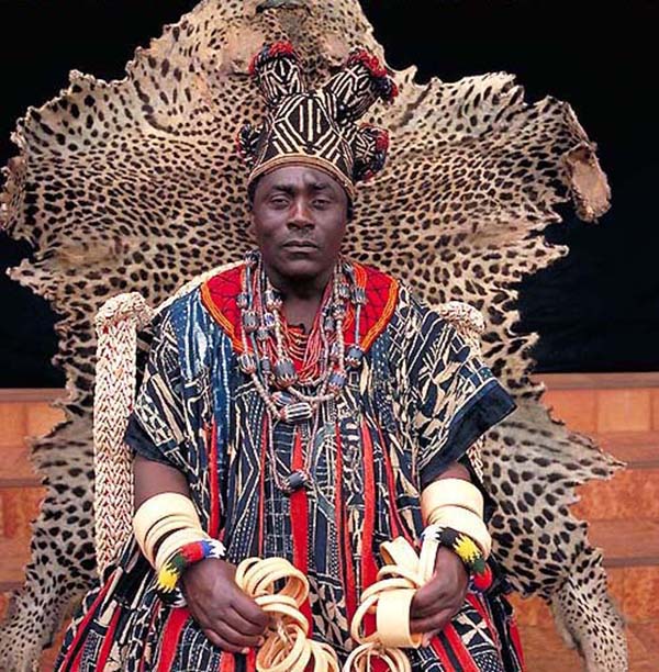 Cameroon: Bộ tộc Bamileke nổi tiếng với mặt nạ Voi kết cườm và “kỷ lục” đa thê - đàn ông có hàng trăm vợ - Ảnh 2.