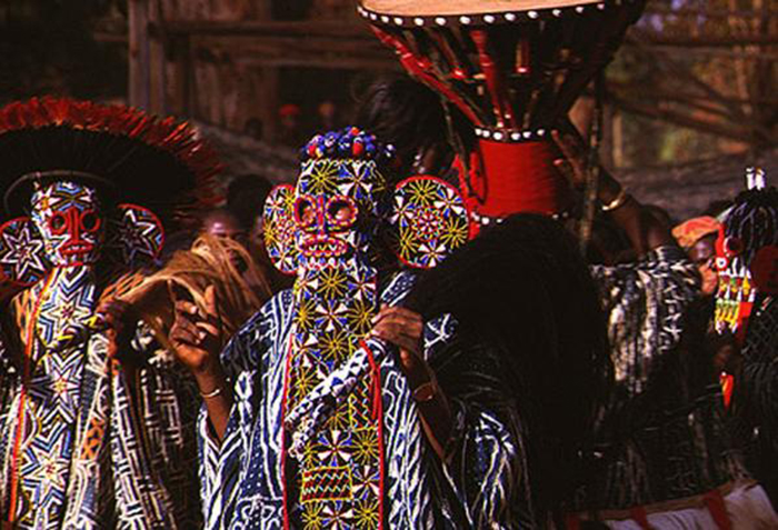 Cameroon: Bộ tộc Bamileke nổi tiếng với mặt nạ Voi kết cườm và “kỷ lục” đa thê - đàn ông có hàng trăm vợ - Ảnh 3.