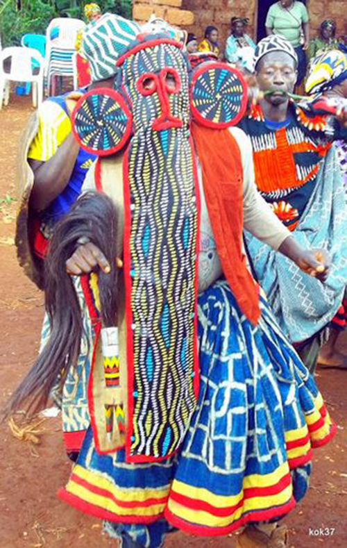 Cameroon: Bộ tộc Bamileke nổi tiếng với mặt nạ Voi kết cườm và “kỷ lục” đa thê - đàn ông có hàng trăm vợ - Ảnh 4.
