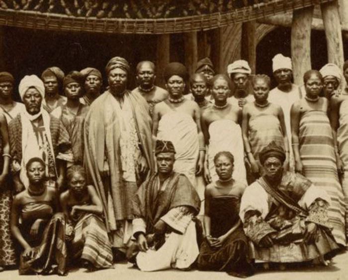 Cameroon: Bộ tộc Bamileke nổi tiếng với mặt nạ Voi kết cườm và “kỷ lục” đa thê - đàn ông có hàng trăm vợ - Ảnh 7.