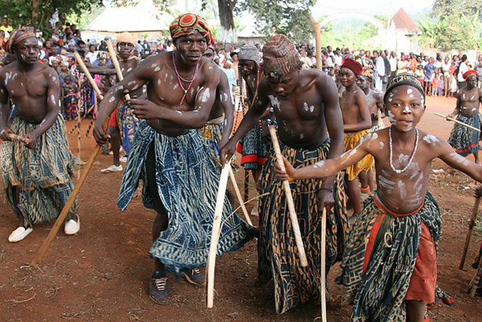 Cameroon: Bộ tộc Bamileke nổi tiếng với mặt nạ Voi kết cườm và “kỷ lục” đa thê - đàn ông có hàng trăm vợ - Ảnh 9.