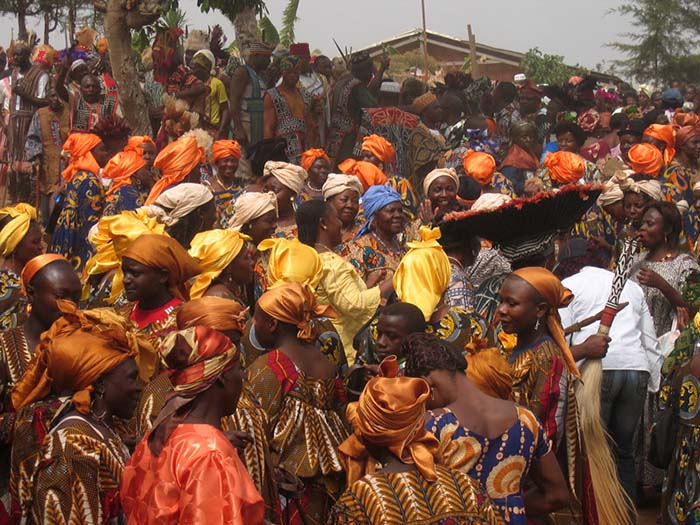 Cameroon: Bộ tộc Bamileke nổi tiếng với mặt nạ Voi kết cườm và “kỷ lục” đa thê - đàn ông có hàng trăm vợ - Ảnh 10.