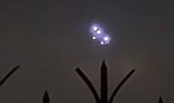 Hạm đội UFO xuất hiện trên bầu trời thủ đô London nước Anh - Ảnh 2.