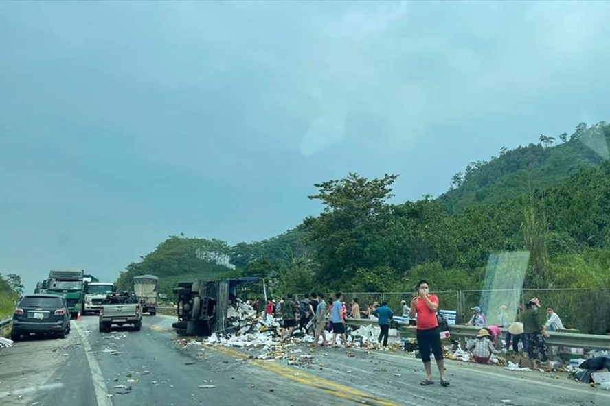 Tai nạn liên hoàn trên cao tốc Nội Bài - Lào Cai, giao thông tê liệt nhiều giờ - Ảnh 2.