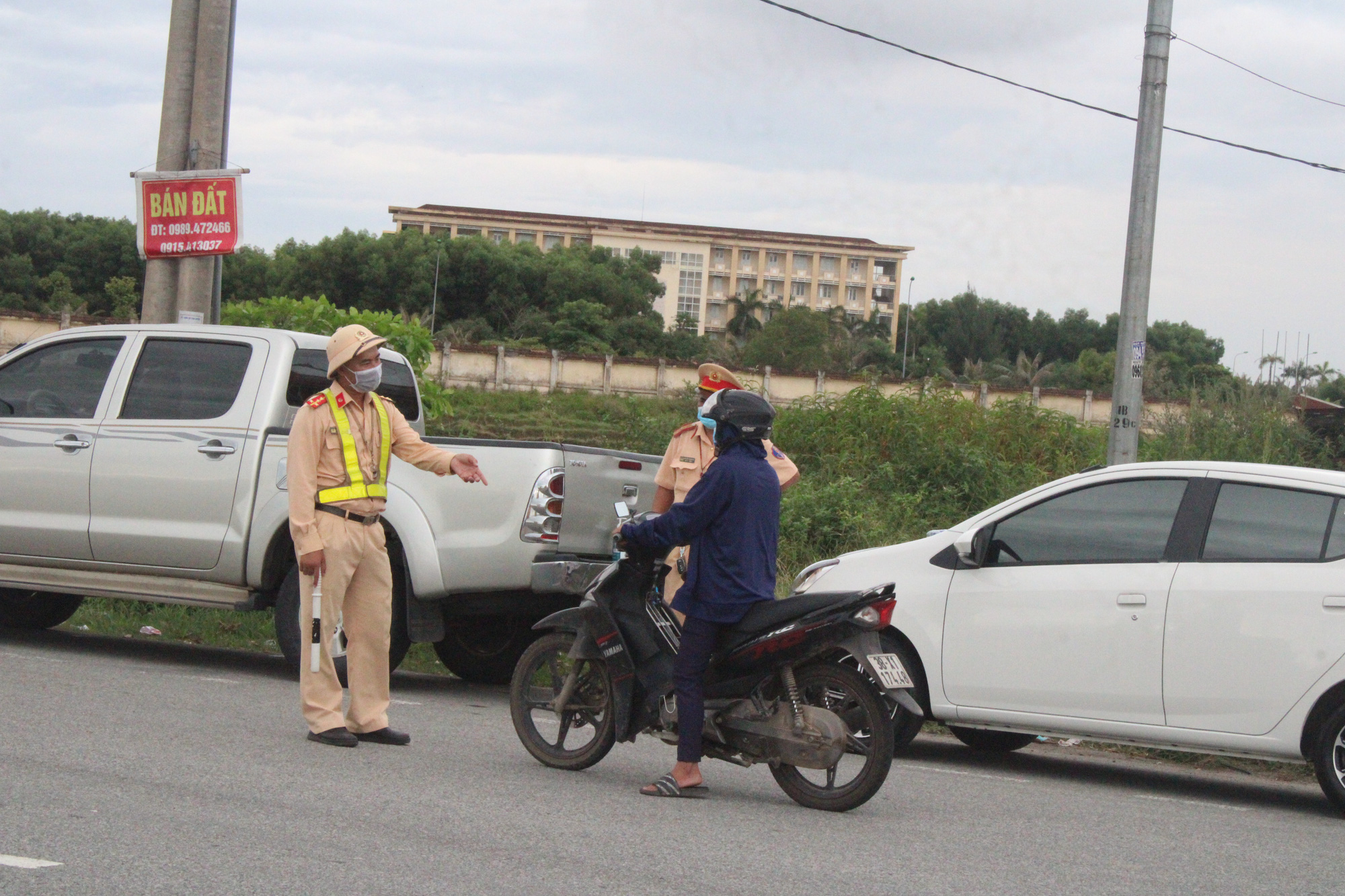 Hà Tĩnh: Người dân vội vã rời thành phố trước cách ly y tế - Ảnh 5.
