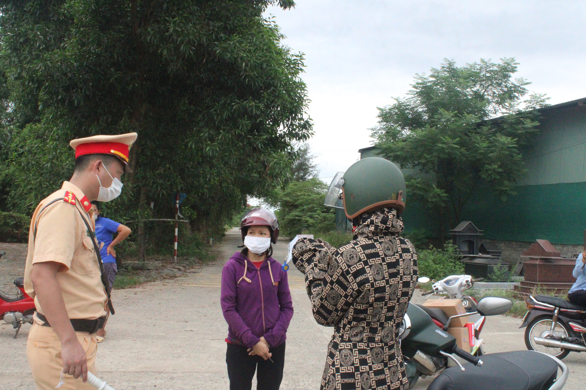 Hà Tĩnh: Người dân vội vã rời thành phố trước cách ly y tế - Ảnh 6.