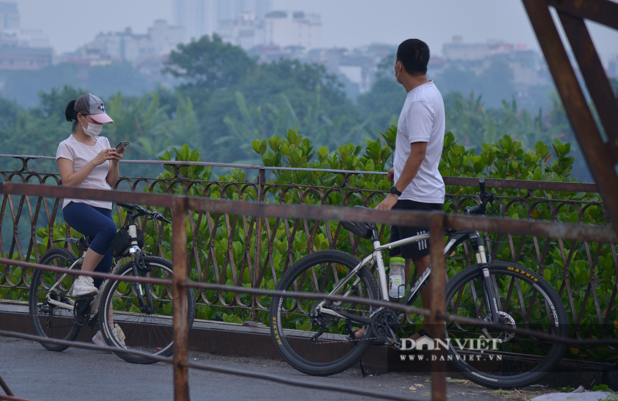 Bất chấp lệnh cấm, đông người dân vẫn tập thể dục, đi bộ và hóng mát ở cầu Nhật Tân và Long Biên - Ảnh 5.