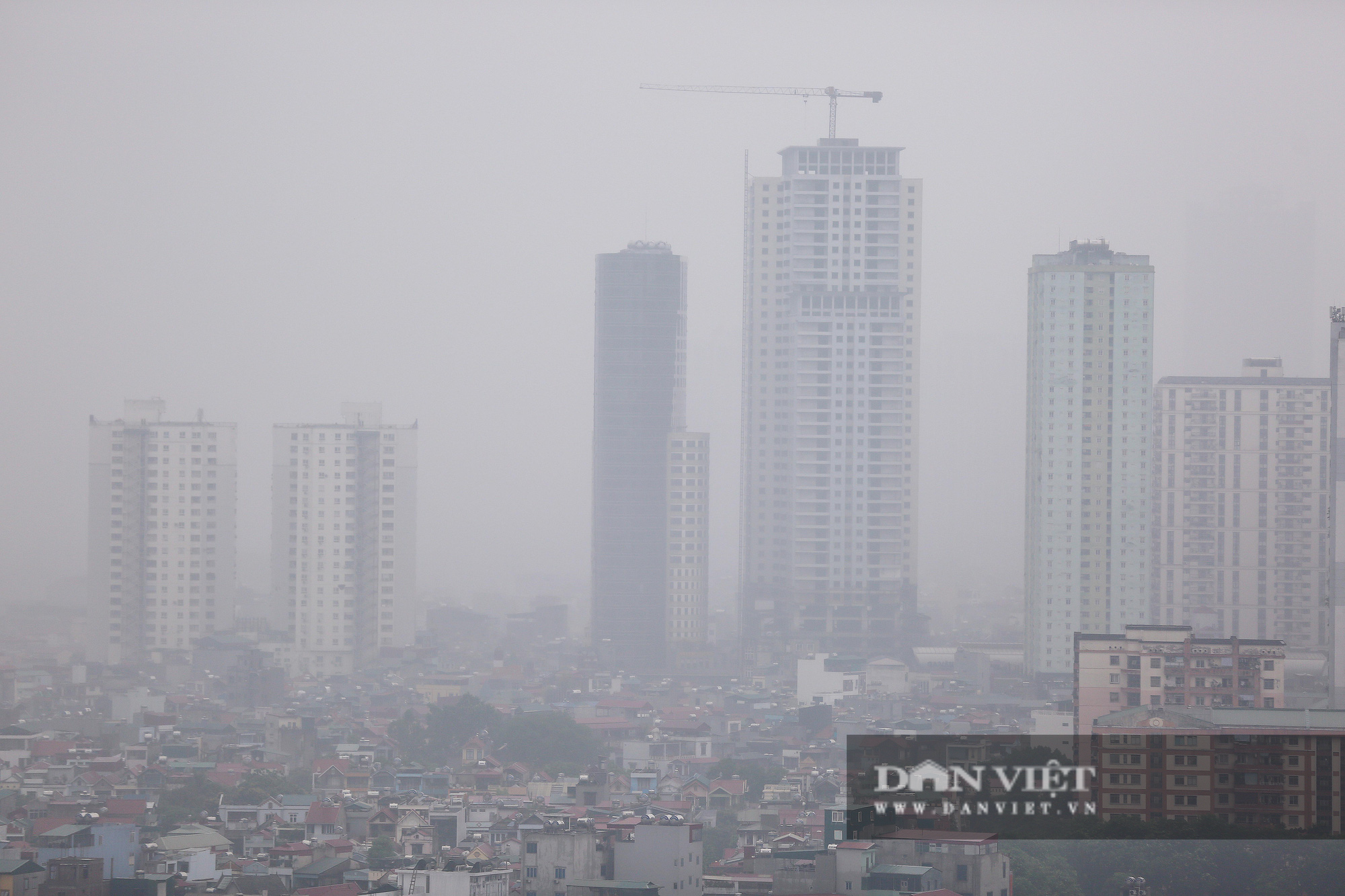 Bầu trời Hà Nội mưa liên tiếp, thời tiết mát mẻ sau nhiều ngày nắng nóng gần 40 độ C - Ảnh 1.